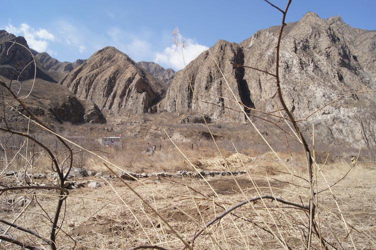 荒山野岭的意思，荒山野岭 的意思！